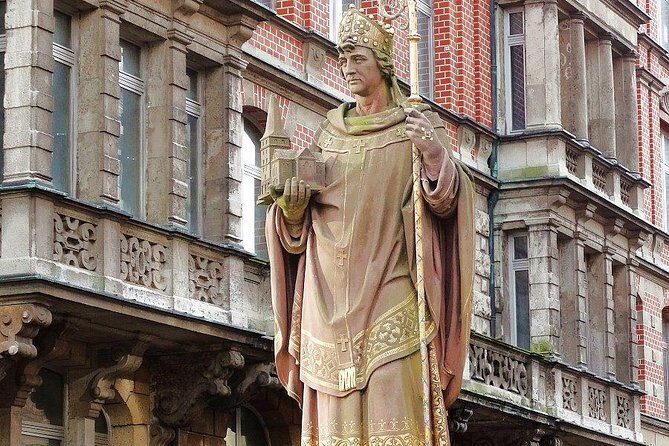 10 secrets of Hamburg's old town - exciting scavenger hunt tour - How the Smartphone Hunt Feels Private (Even With Lots of Foot Traffic)