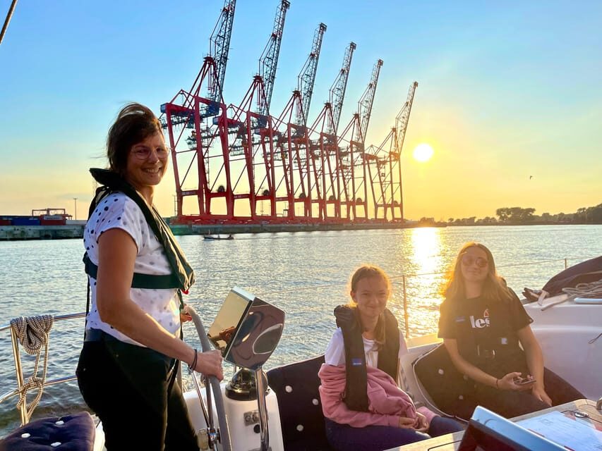 "After Work" - Sailing-Yacht Cruising Event, Hamburg/Elbe - Getting on Board near Elbphilharmonie: your practical route to the dock