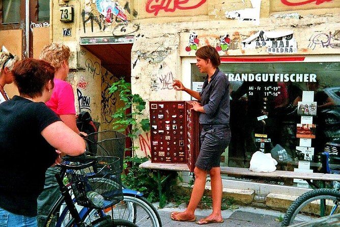Bicycle tour through the "other" Hamburg (min.4) - Biking Toward Sternschanze: From Fine Society to the Edge