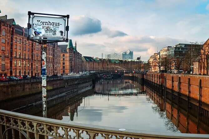 E-bike activity in Hamburg with a cultural program and snacks - From Elbphilharmonie to Elbstrand: water views without the slog