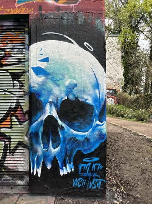 English guided insider tour through the Schanzenviertel - Reading Schanze street art and graffiti like a local
