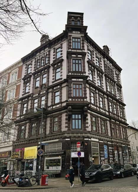 English guided insider tour through the Schanzenviertel - Starting at Schulterblatt & Eifflerstraße by Blattgold café