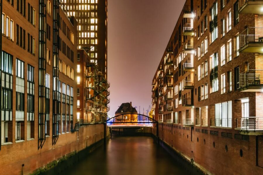 Hamburg: 1.5h Grand Harbor Evening Lights Cruise - Meeting at Landungsbrücken and boarding at Pier 3 (don’t overthink it)