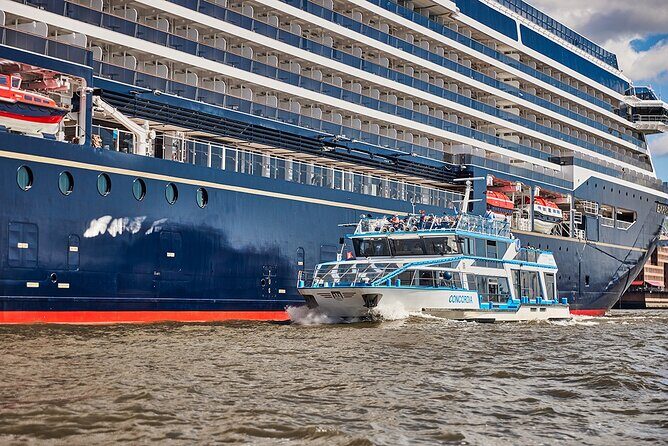 Hamburg: 1-hour harbor tour - Container terminals and massive shiploading: the port at full scale