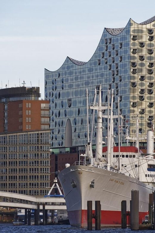 Hamburg: Discover Hamburg from landmark to landmark - Speicherstadt: the UNESCO warehouse district that explains the city