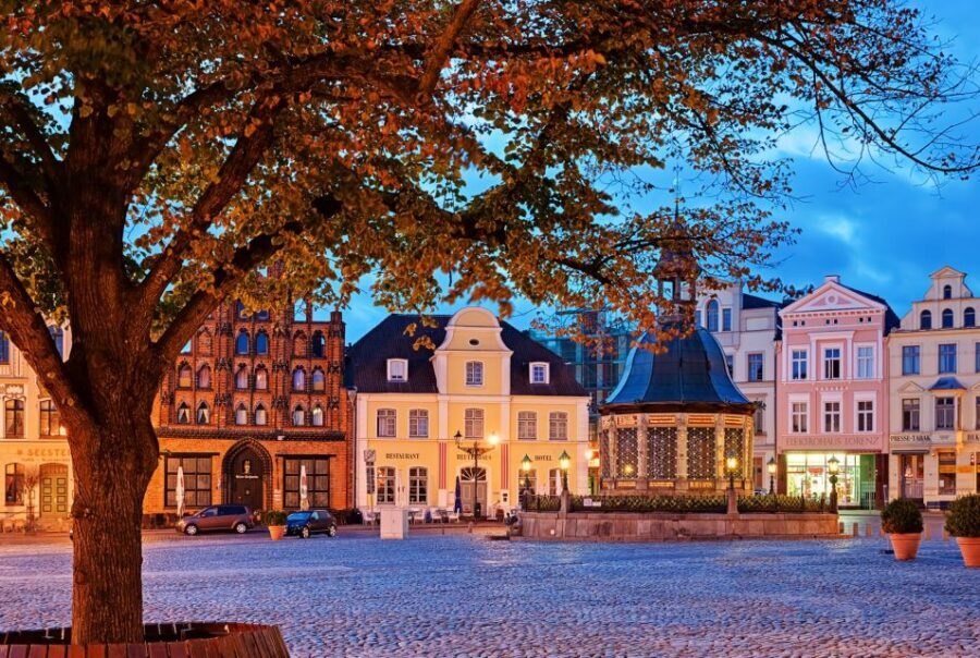 Hamburg: Old Town Highlights Private Walking Tour - Walking Hamburg’s Old Town the right way: from Rathausmarkt to the waterfront