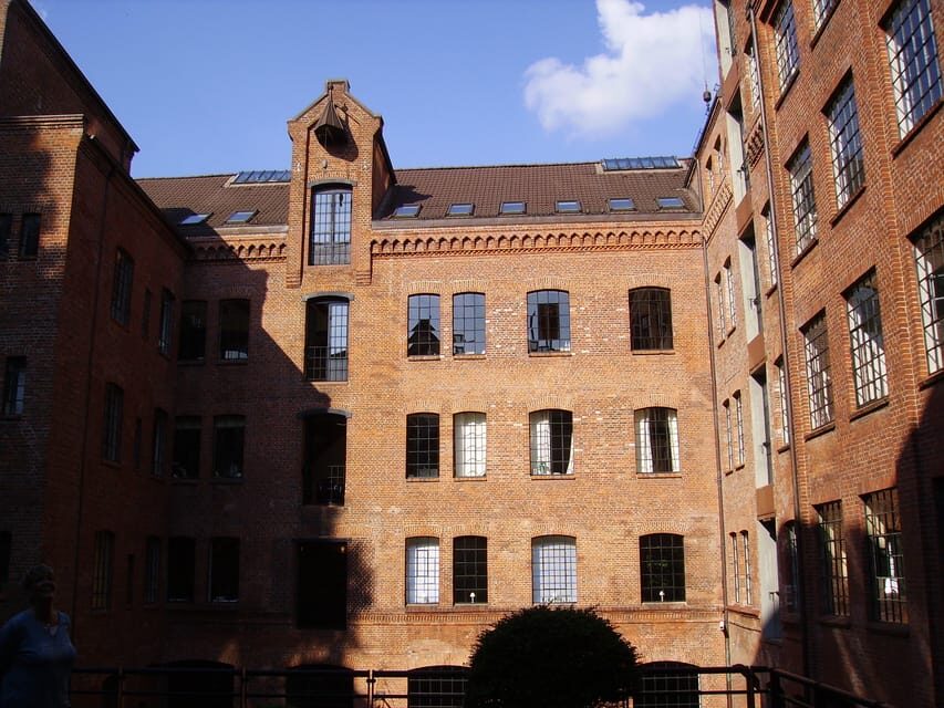 Hamburg: Private Tour - Schanzenviertel & Karolinenviertel - Sternschanze start at the Ubahn: where the tour resets your perspective