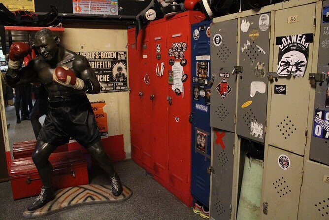 Hamburg: Safari Tour in St. Pauli - Stop 1: St Pauli and the Reeperbahn walk (1 hour 15 minutes)