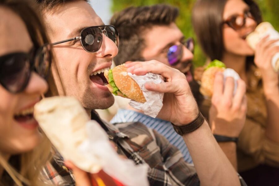 Hamburg: St. Pauli Food and Bier Tour - Käptn Schwarz and the legendary fish sandwich start