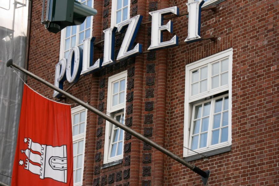 Hamburg St. Pauli - guided walk for school groups - Spielbudenplatz: finishing at a place you can keep exploring
