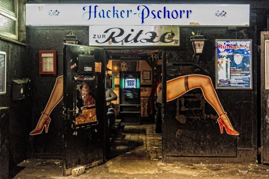 Hamburg: St. Pauli Highlights Guided Tour with Beer for 18+ - Zur Ritze: the boxing cellar experience (and the cash note)