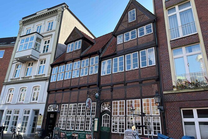 Hamburg's Historical Highlights: A Self-Guided Audio Tour - Start at Binnenalster and Jungfernstieg: Sailboats and Stately Water Views