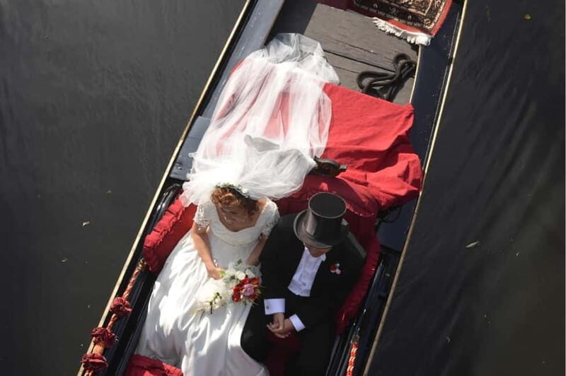 Private Alster Lake romantic Tour in a Real Venetian Gondola - Meet your gondolier at Ballindamm 14A by the Binnenalster