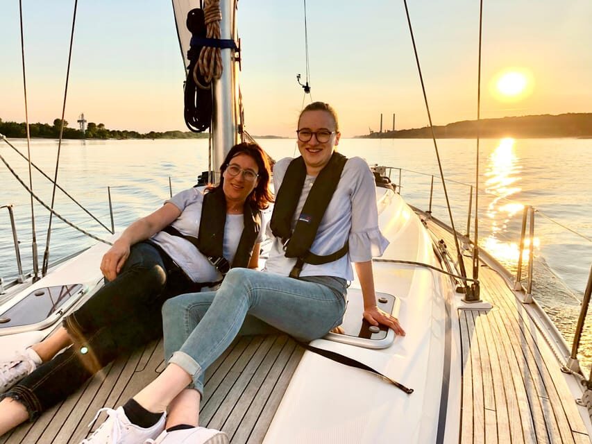 Sailing trip ''the Elbe by night", Hamburg/Elbe - Instruction and Safety: What You Learn While You Enjoy